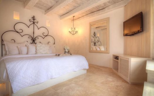 Stunning Villa with Rooftop Terrace and Jacuzzi!