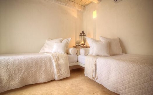 Stunning Villa with Rooftop Terrace and Jacuzzi!