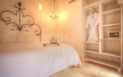 Stunning Villa with Rooftop Terrace and Jacuzzi!