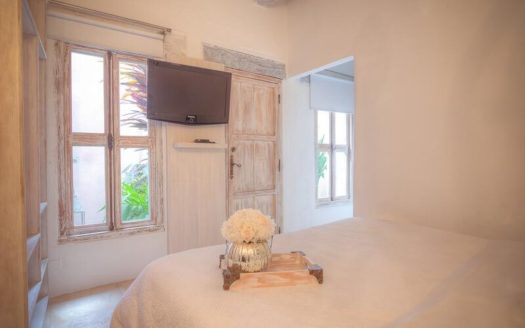 Stunning Villa with Rooftop Terrace and Jacuzzi!