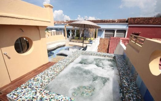 Stunning Villa with Rooftop Terrace and Jacuzzi!