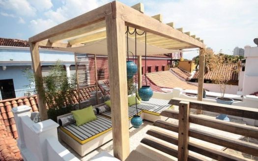 Stunning Villa with Rooftop Terrace and Jacuzzi!