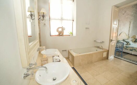 LUXURY 7 BR Mansion in Old City with Rooftop Pool
