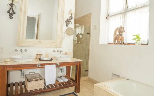 LUXURY 7 BR Mansion in Old City with Rooftop Pool