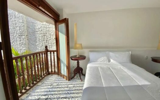 8 Bedroom Old City House with Jacuzzi & Rooftop
