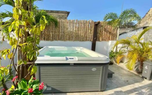 8 Bedroom Old City House with Jacuzzi & Rooftop