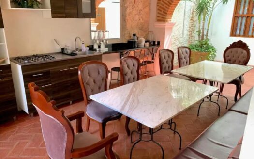 8 Bedroom Old City House with Jacuzzi & Rooftop