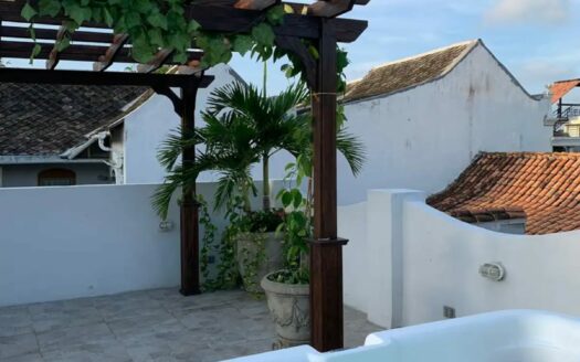 8 Bedroom Old City House with Jacuzzi & Rooftop