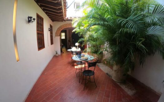 8 Bedroom Old City House with Jacuzzi & Rooftop