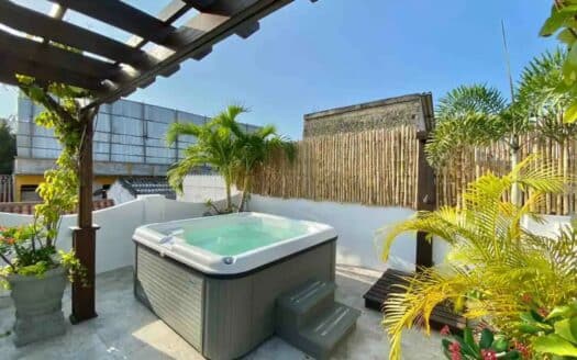 8 Bedroom Old City House with Jacuzzi & Rooftop