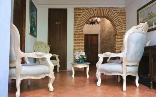 8 Bedroom Old City House with Jacuzzi & Rooftop