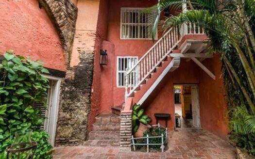 8 BR Dreamy Colonial Mansion with Pool