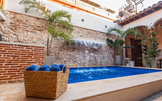 8 BR Super Luxury House with Pool